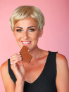 Krótka peruka syntetyczna blond - Joanna - sklep internetowy