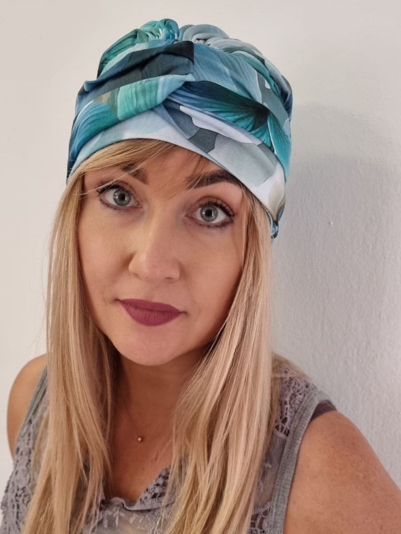 Turban damski drapowany — turkusowo-granatowy w kwiaty