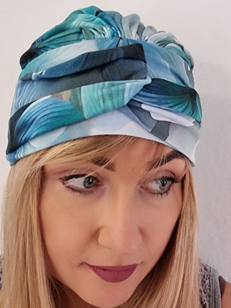 Turban damski drapowany — turkusowo-granatowy w kwiaty