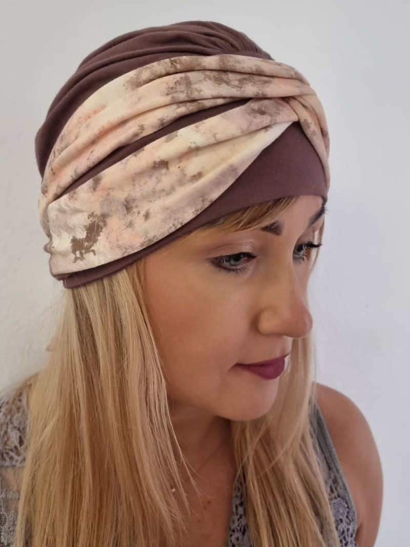 Turban damski drapowany — brązowy w beżowo-różowy wzór