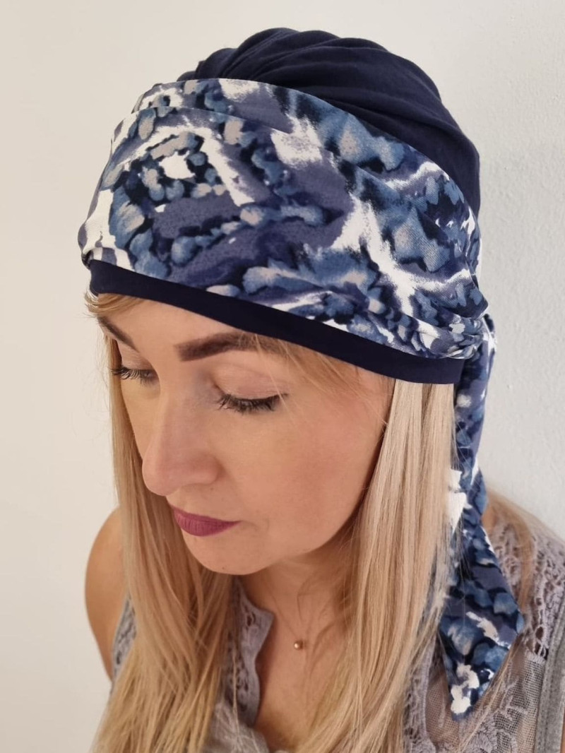 Turban damski drapowany granatowy w niebiesko-białe kwiaty