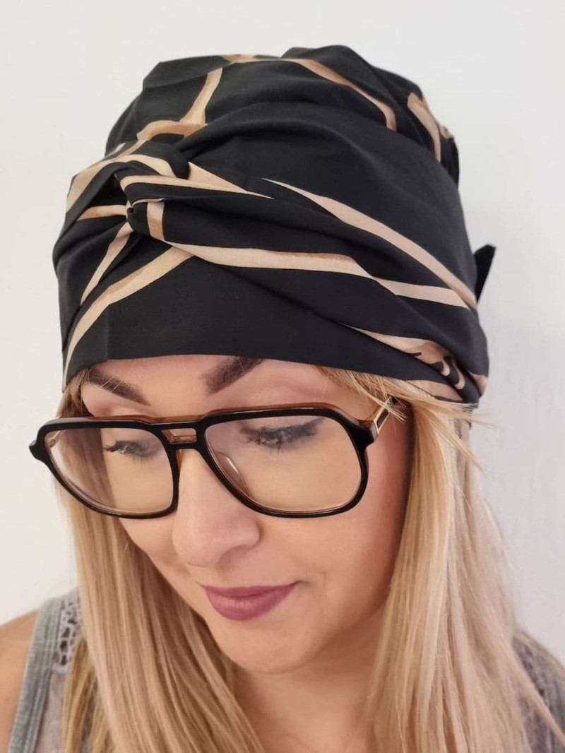 Turban damski drapowany — czarny w beżowe linie