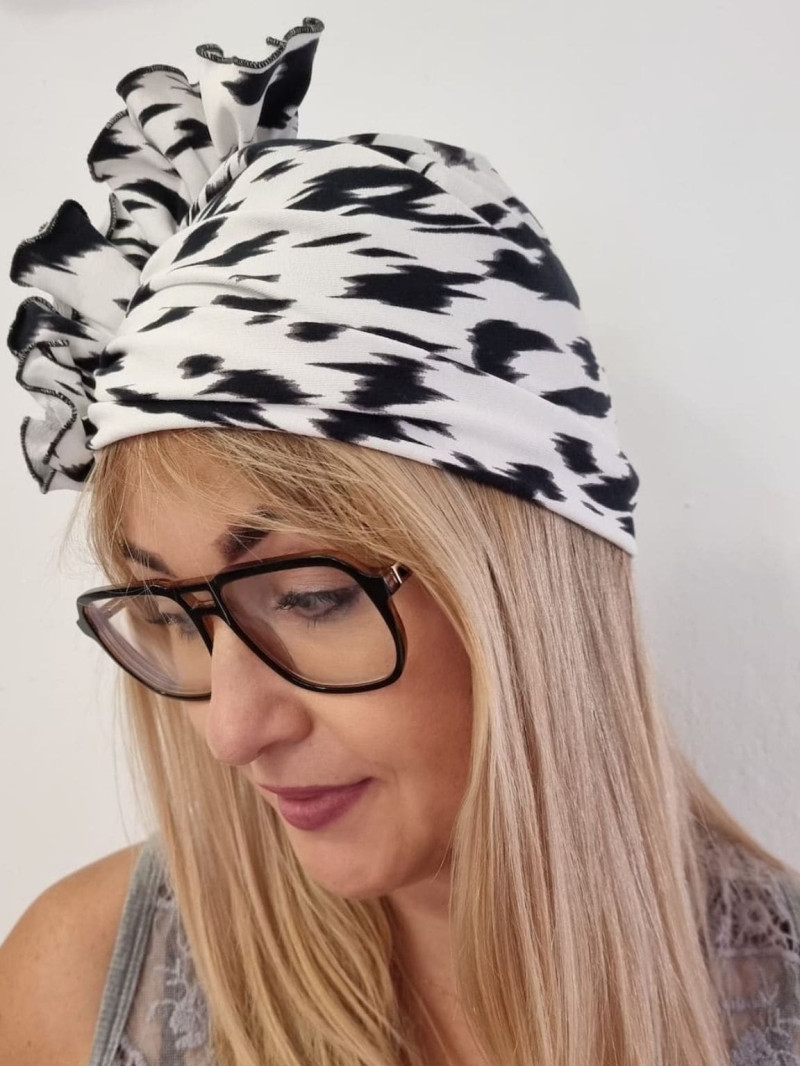 Turban damski z falbaną — biały w czarne plamki