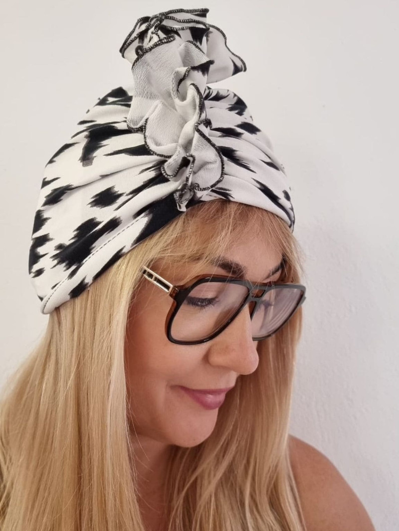 Turban damski z falbaną — biały w czarne plamki