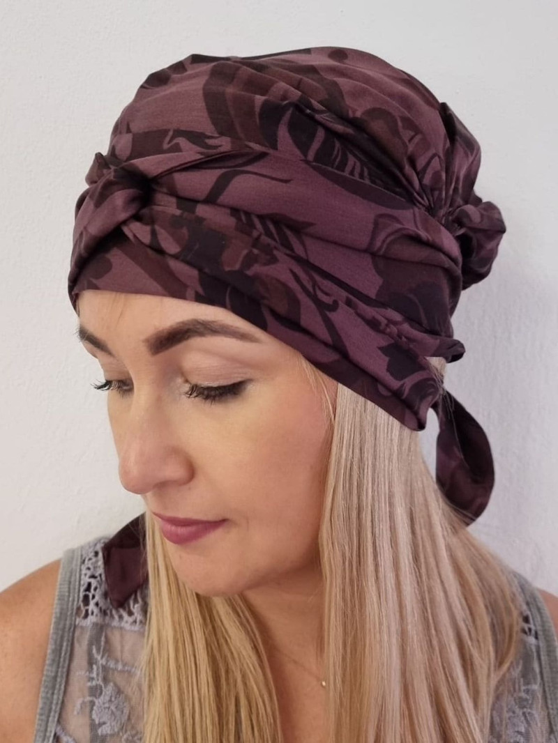 Turban damski drapowany — śliwkowy w roślinny wzór