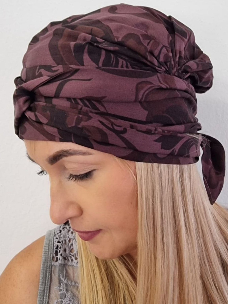 Turban damski drapowany — śliwkowy w roślinny wzór