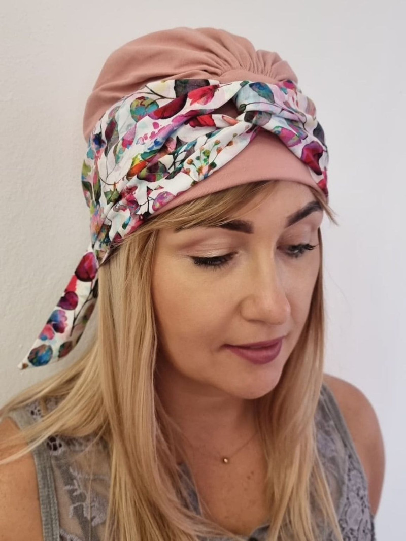 Turban damski z szarfą — pudrowy róż w kolorowe kwiaty