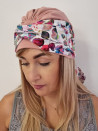 Turban damski z szarfą — pudrowy róż w kolorowe kwiaty