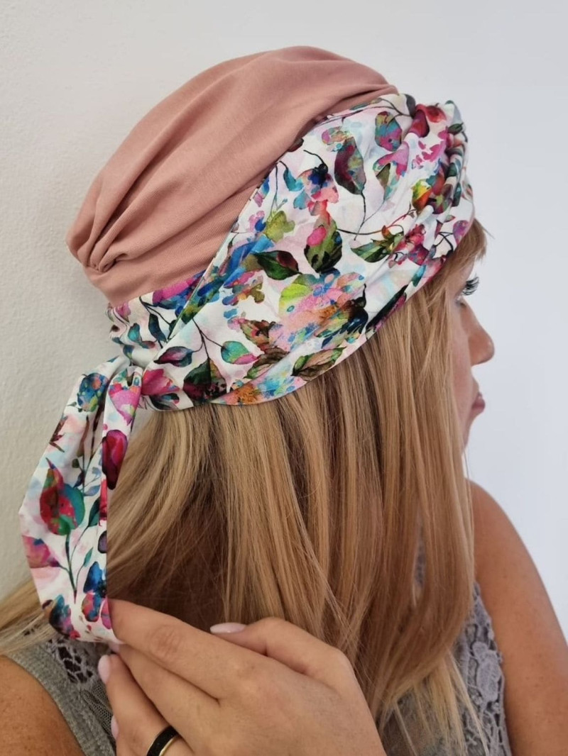 Turban damski z szarfą — pudrowy róż w kolorowe kwiaty