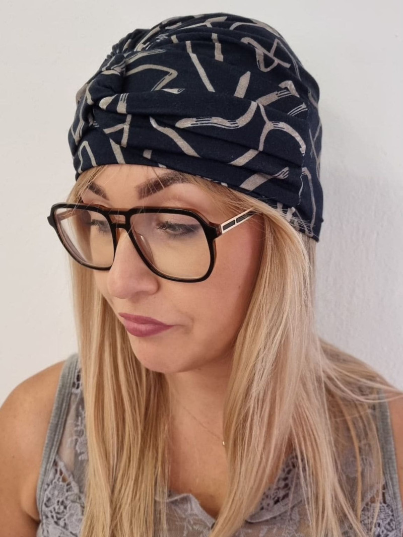 Turban damski drapowany — granatowy w beżowy wzór abstrakcyjny