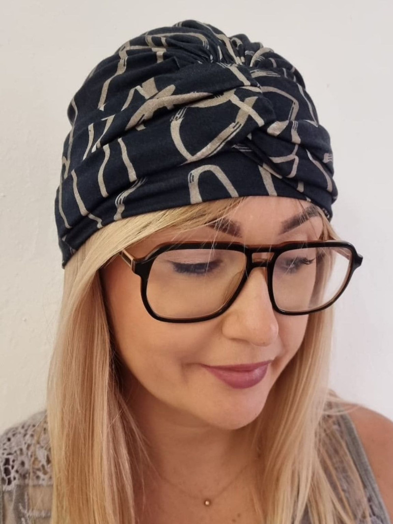 Turban damski drapowany — granatowy w beżowy wzór abstrakcyjny