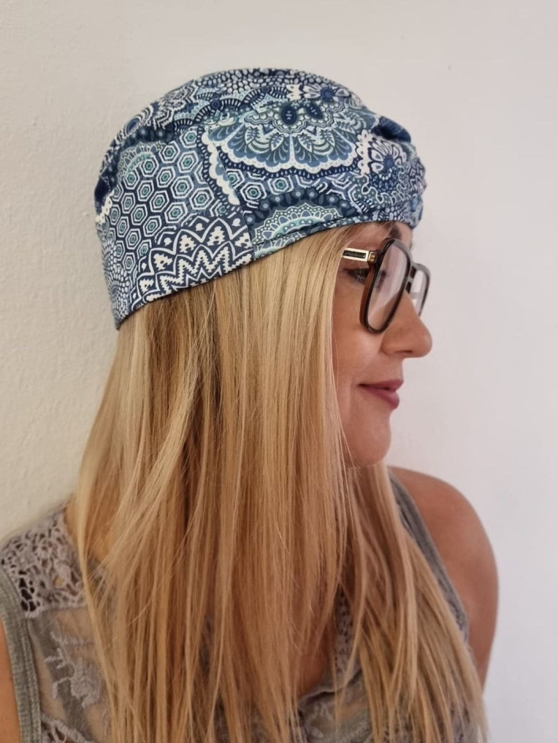 Turban damski drapowany — niebiesko-biały wzór ornamentalny
