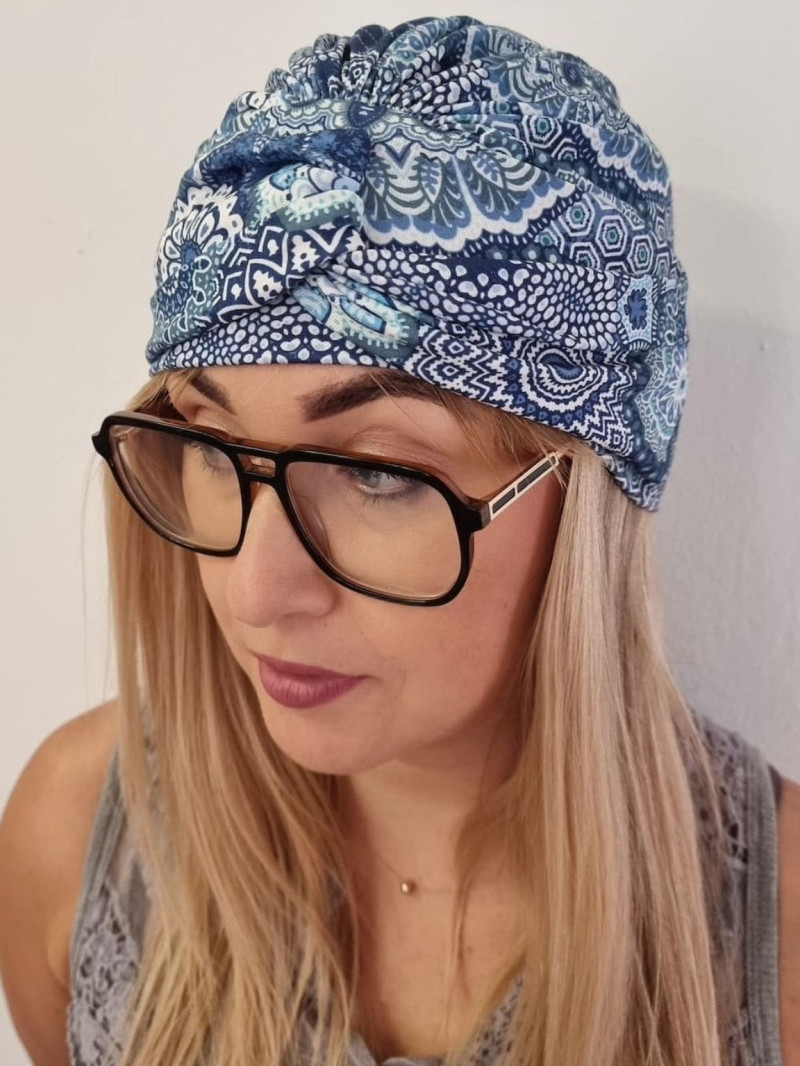 Turban damski drapowany — niebiesko-biały wzór ornamentalny