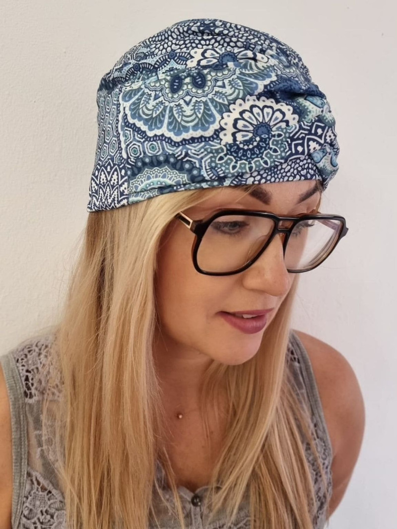 Turban damski drapowany — niebiesko-biały wzór ornamentalny