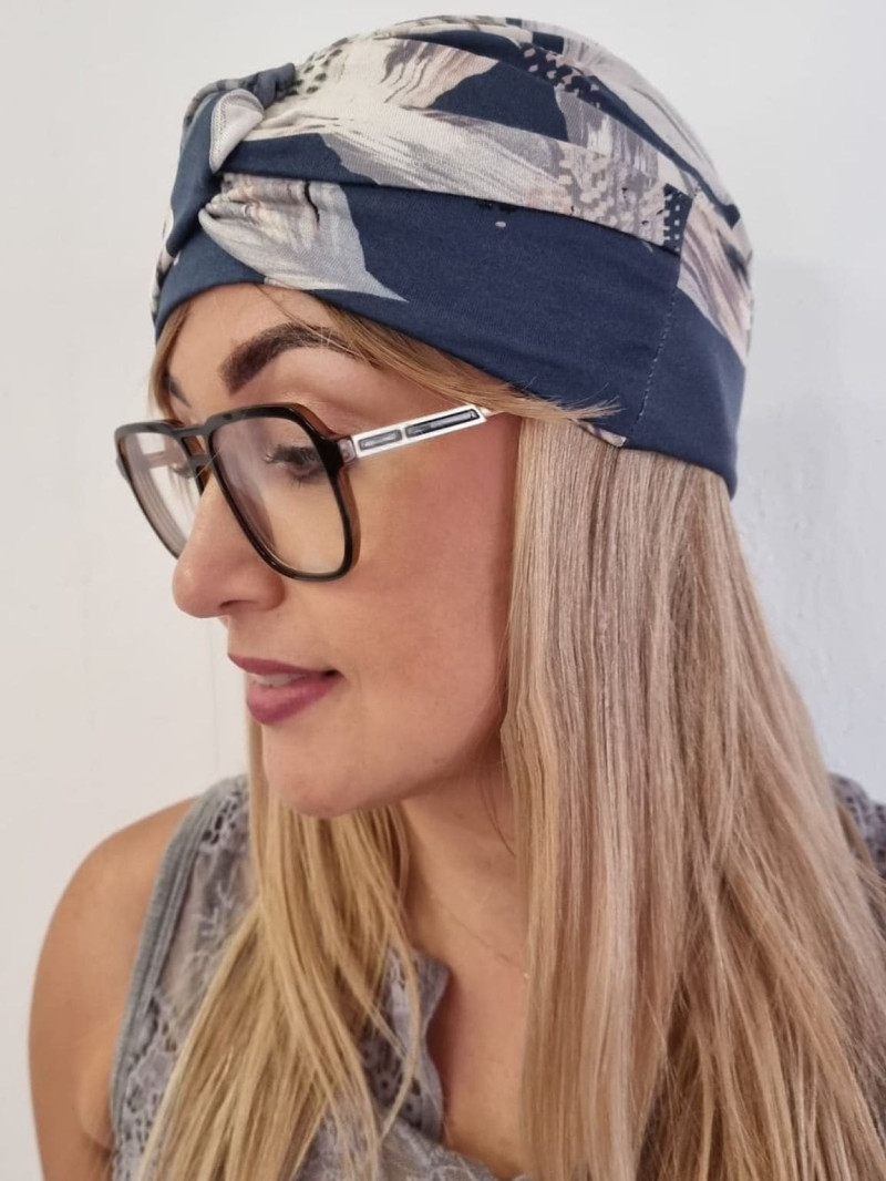 Turban damski drapowany — granatowy w beżowe liście