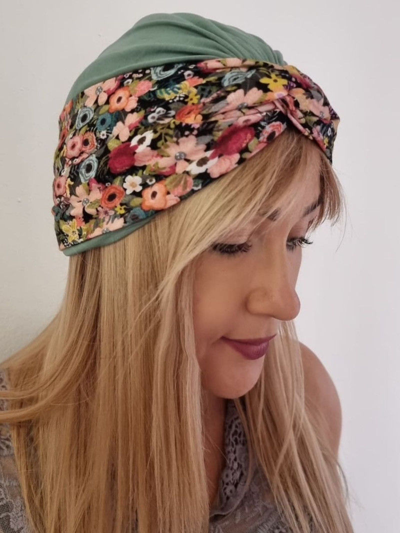 Turban damski drapowany — szałwiowy w kolorowe kwiaty