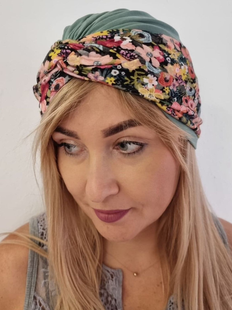 Turban damski drapowany — szałwiowy w kolorowe kwiaty