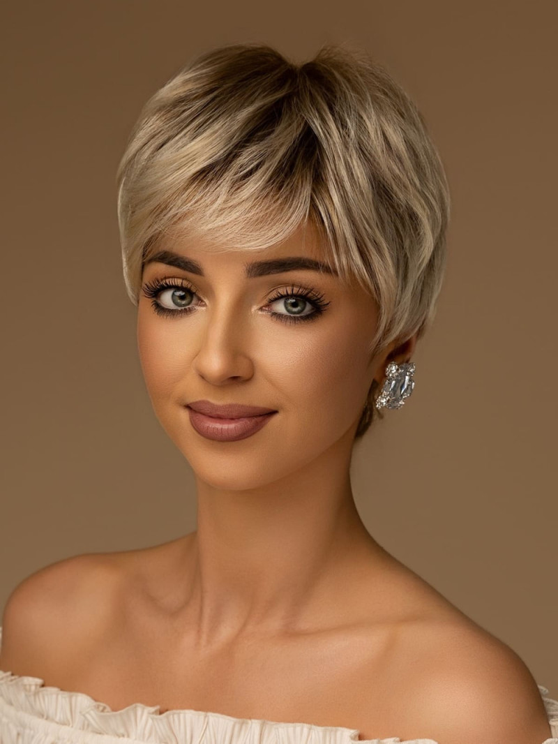 Peruka damska krótka klasyczne pixie z grzywką chłodny jasny blond z ciemnym odrostem – CRISTINA