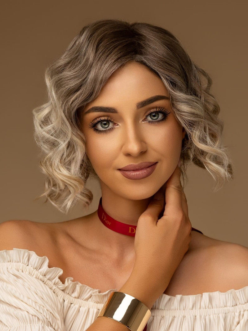 Peruka damska krótka falowany bob popielaty blond z odrostem – CLARA