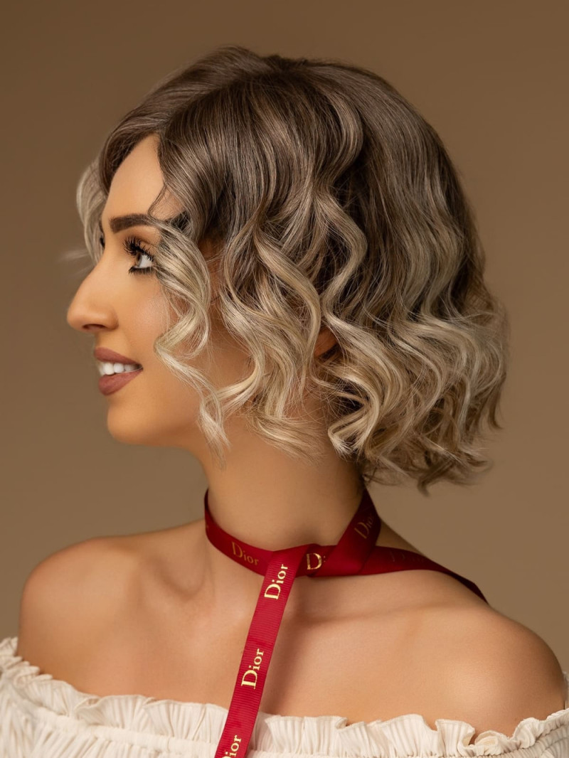 Peruka damska krótka falowany bob popielaty blond z odrostem – CLARA