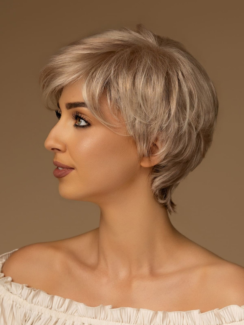 Peruka damska krótka krótka fryzura pixie z grzywką chłodny jasny blond – DONNA