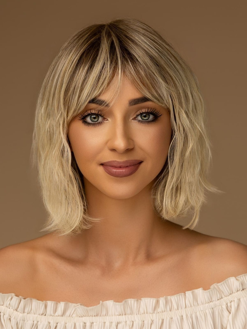 Peruka damska krótka falowany bob z grzywką jasny blond – CAROLINA