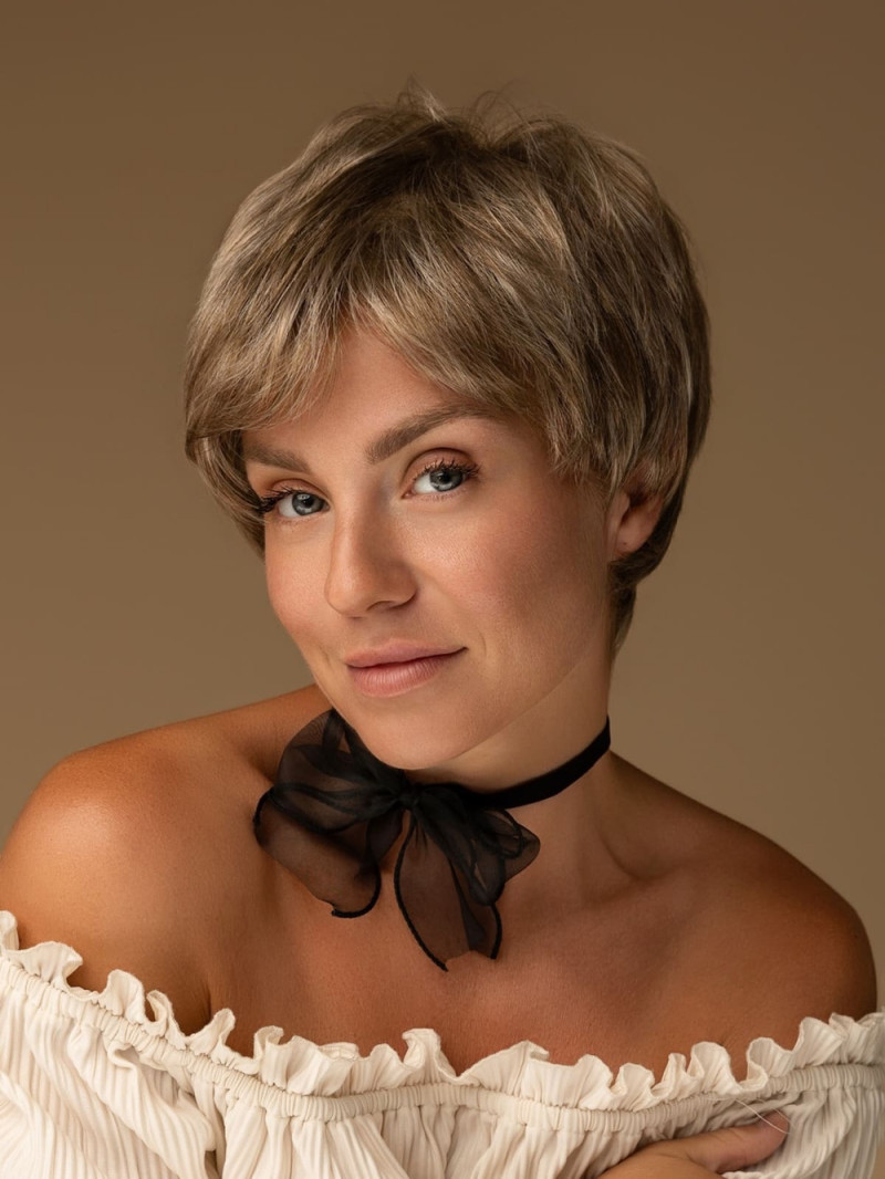Peruka damska krótka krótka fryzura typu pixie ciemny blond i jasny brąz – VENUS