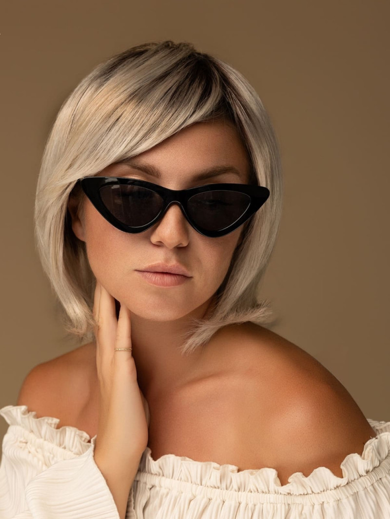 Peruka damska krótka bob z przedziałkiem na boku chłodny jasny blond z odrostem – MIA