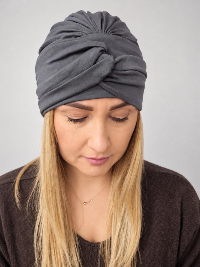 Turban damski z ozdobnym skrętem – szary – zdjęcie 1