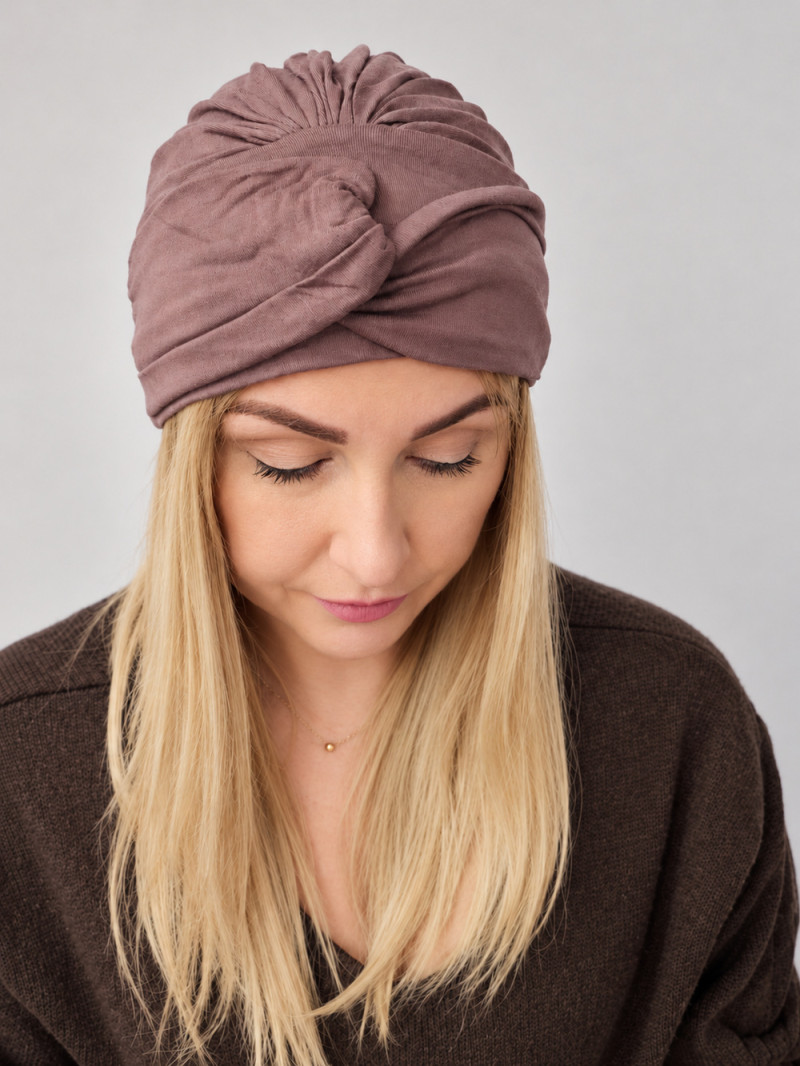 Turban damski z ozdobnym skrętem – przygaszony fiolet – zdjęcie 1