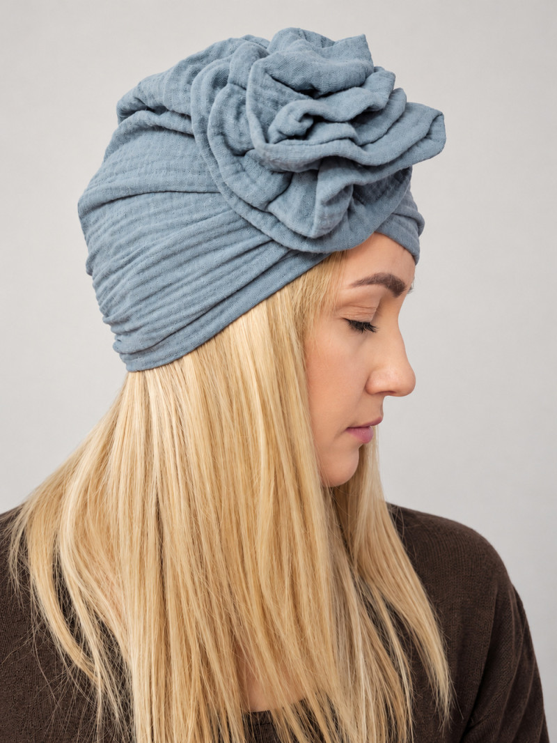 Turban damski z dużym kwiatem – szaroniebieski – zdjęcie 1