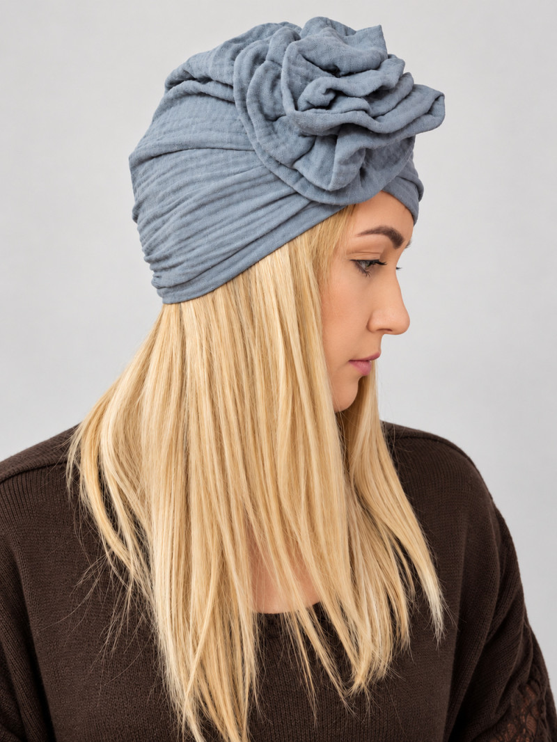 Turban damski z dużym kwiatem – szaroniebieski – zdjęcie 2