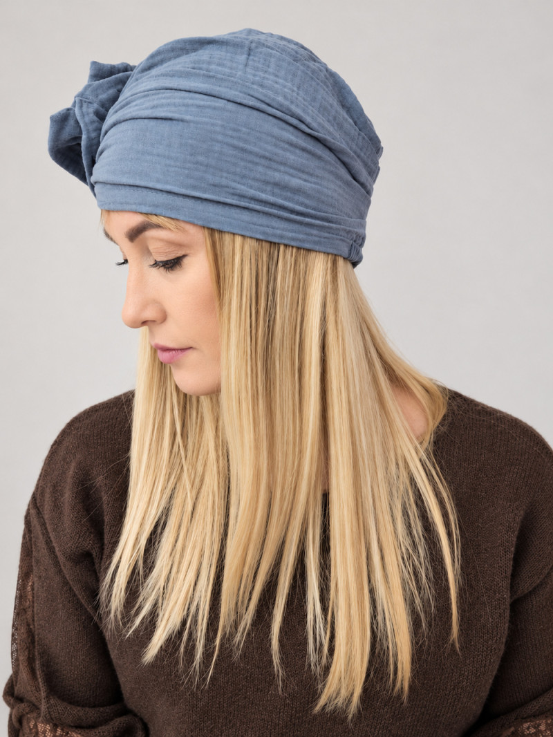 Turban damski z dużym kwiatem – szaroniebieski – zdjęcie 3