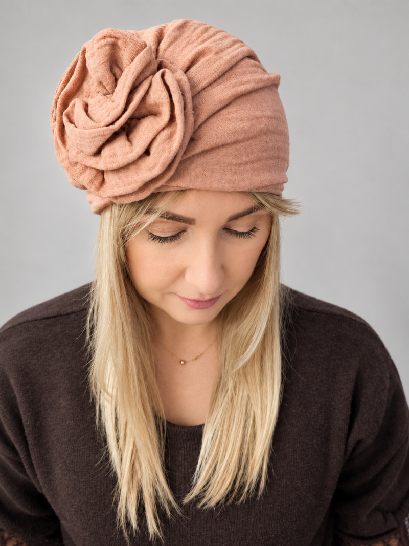 Turban damski z dużym kwiatem – brzoskwiniowy beż – zdjęcie 1