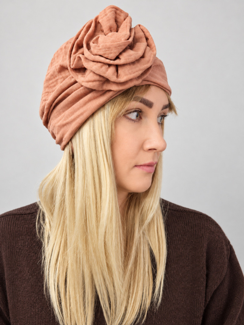 Turban damski z dużym kwiatem – brzoskwiniowy beż – zdjęcie 2