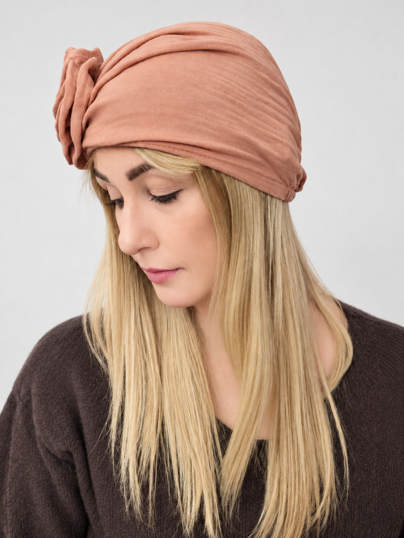 Turban damski z dużym kwiatem – brzoskwiniowy beż – zdjęcie 3