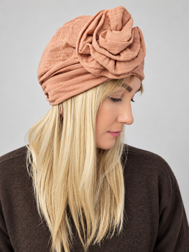 Turban damski z dużym kwiatem – brzoskwiniowy beż – zdjęcie 4