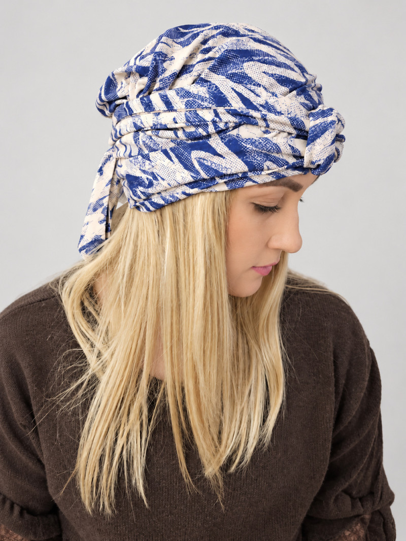 Turban damski z wiązaniem – granatowo-kremowy wzór – zdjęcie 1