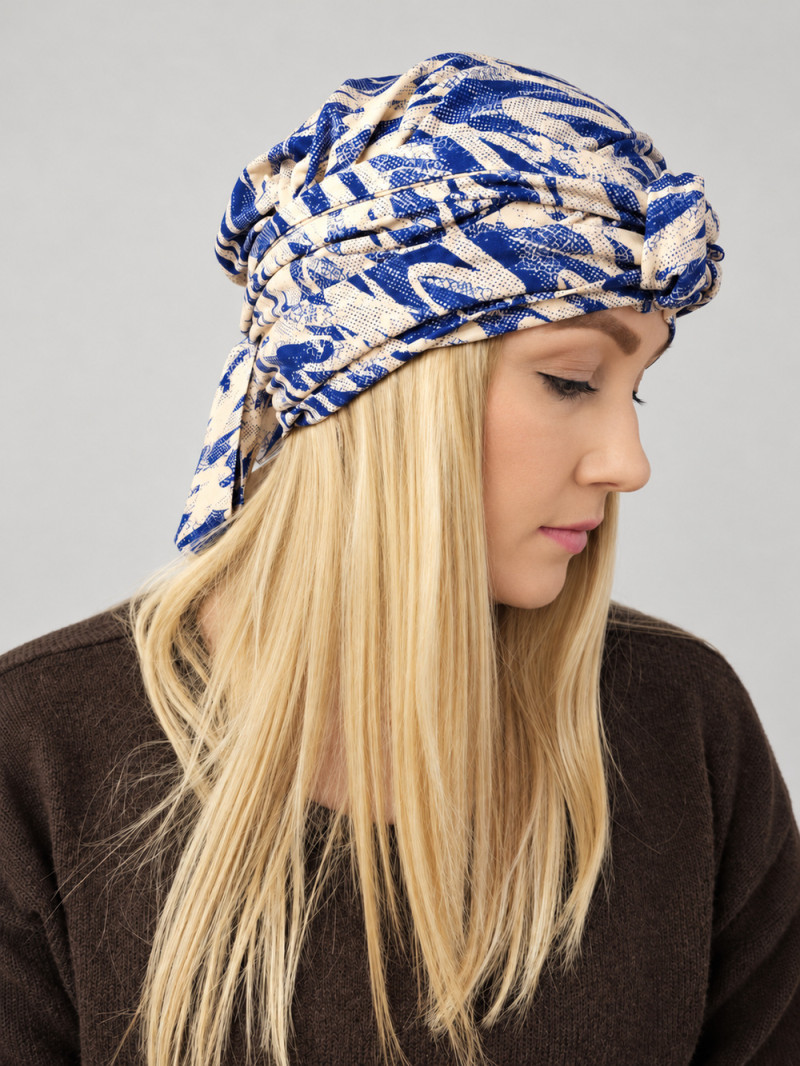 Turban damski z wiązaniem – granatowo-kremowy wzór – zdjęcie 2