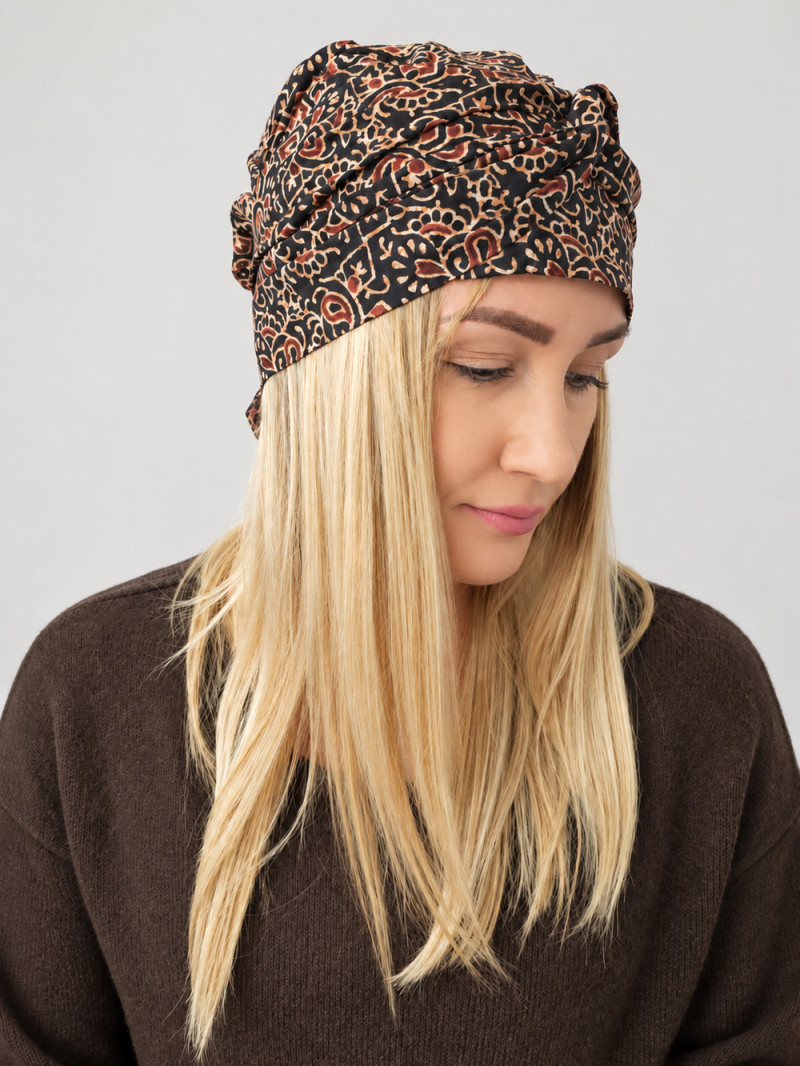 Turban damski z wiązaniem – miedziany ornament na czerni – zdjęcie 2