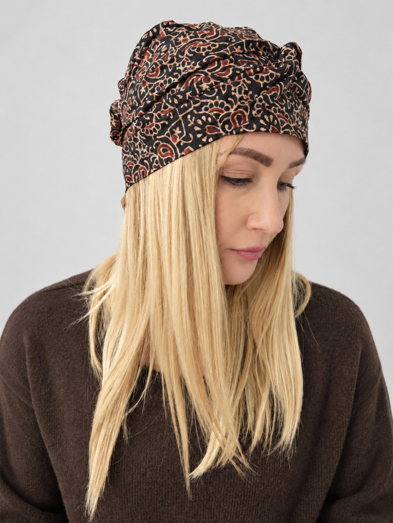 Turban damski z wiązaniem – miedziany ornament na czerni – zdjęcie 3