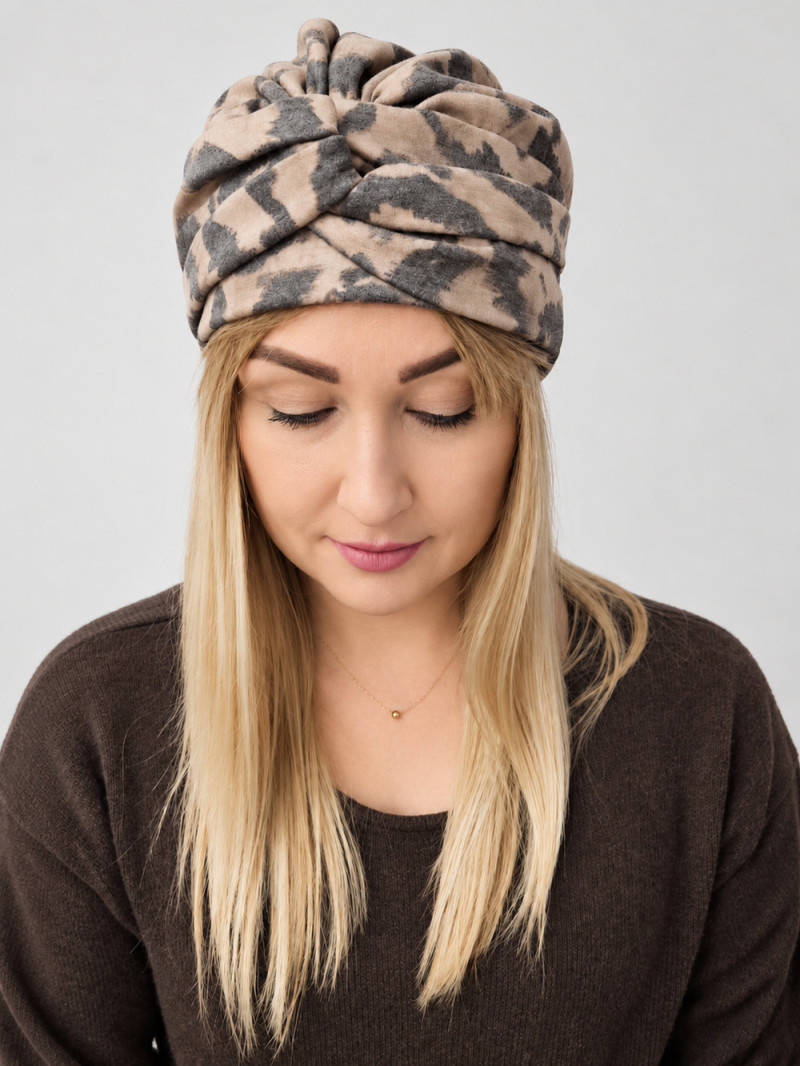Turban damski z drapowaniem – beżowo-szara panterka – zdjęcie 1