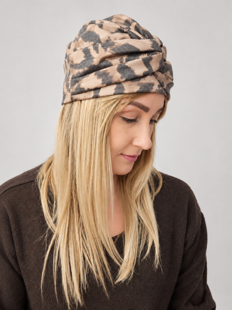 Turban damski z drapowaniem – beżowo-szara panterka – zdjęcie 2
