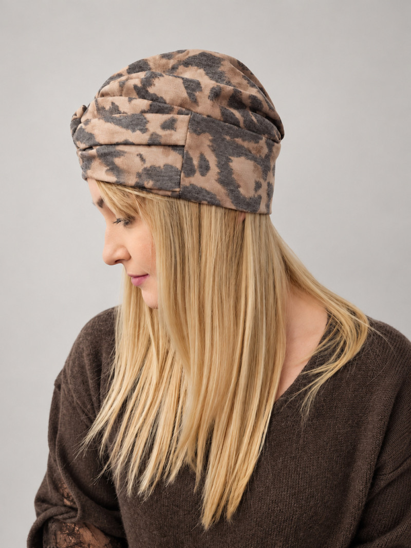 Turban damski z drapowaniem – beżowo-szara panterka – zdjęcie 3