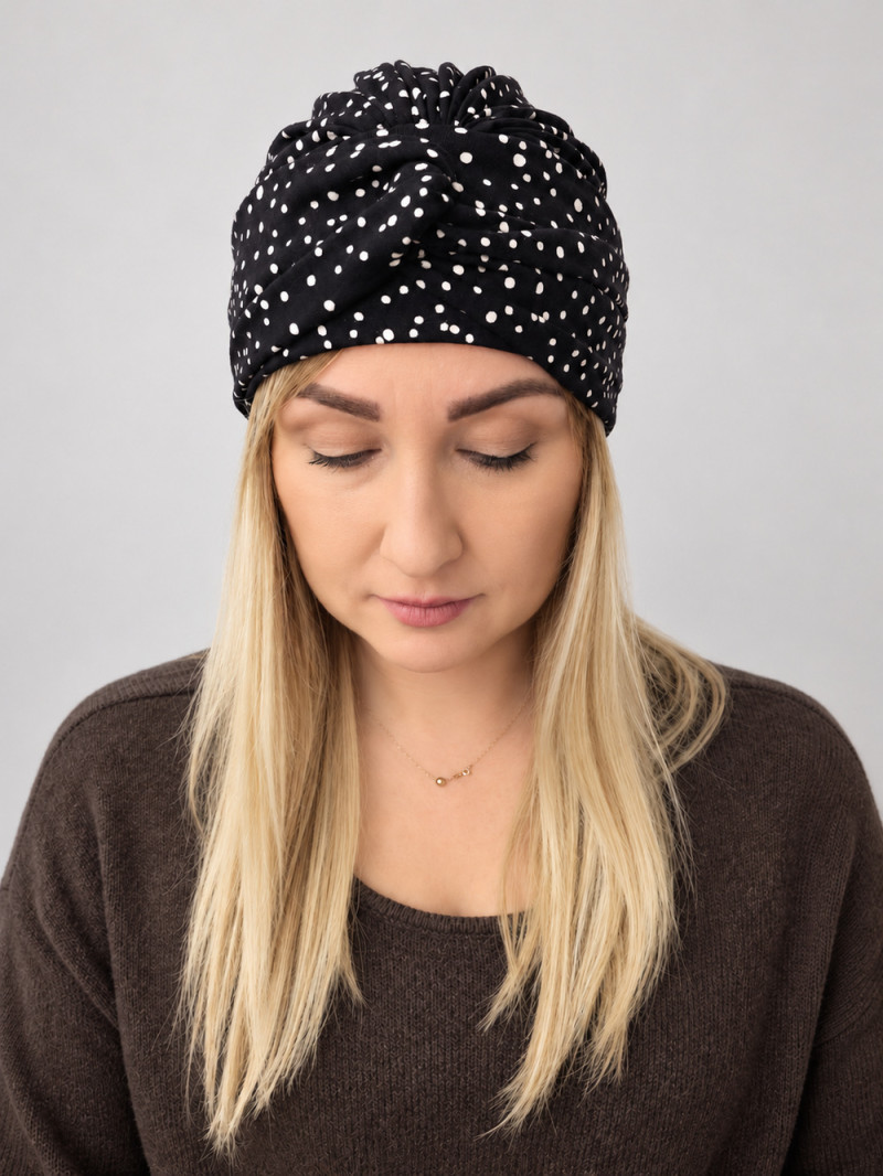 Turban damski z wiązaniem – biały mikrowzór na czerni – zdjęcie 1