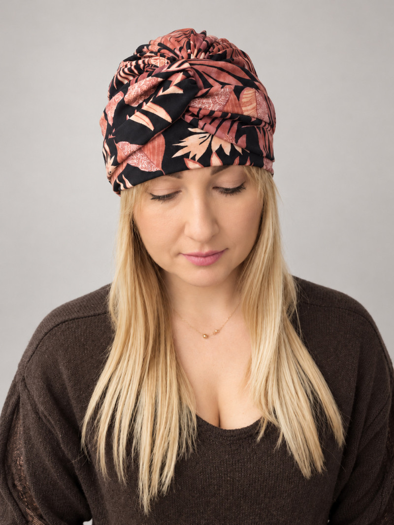 Turban damski z drapowaniem – koralowe liście na czerni – zdjęcie 1