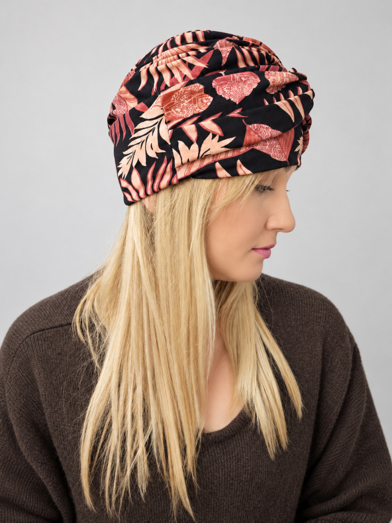 Turban damski z drapowaniem – koralowe liście na czerni – zdjęcie 2