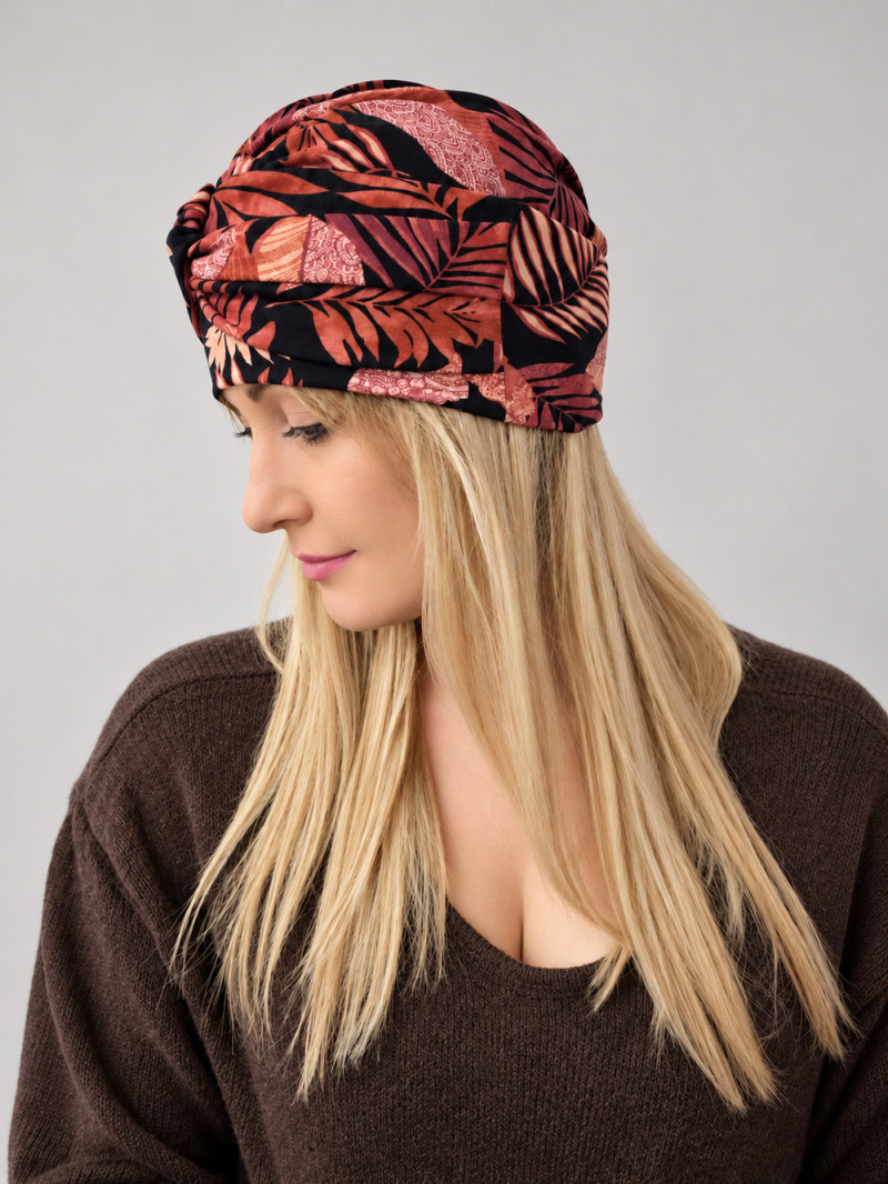 Turban damski z drapowaniem – koralowe liście na czerni – zdjęcie 3