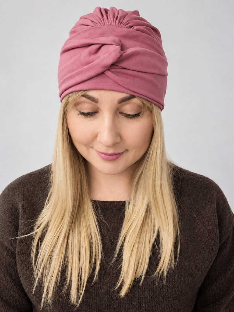 Turban damski z ozdobnym skrętem – przygaszony róż – zdjęcie 1