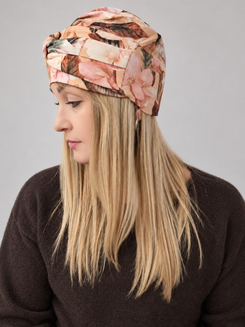 Turban damski z drapowaniem – pastelowy wzór kwiatowy – zdjęcie 3
